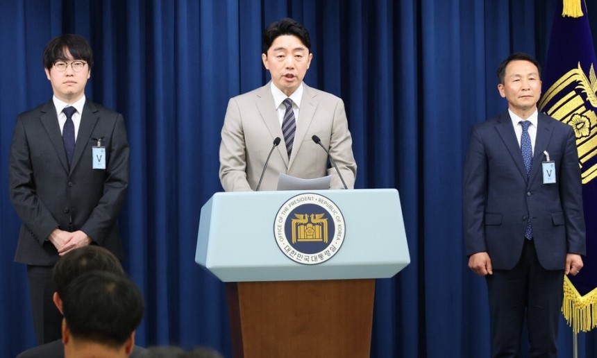 강훈식 대통령비서실장이 15일 서울 용산 대통령실에서 인선 발표를 하고 있다. 왼쪽부터 하정우 AI미래기획수석, 강 비서실장, 김현종 국가안보실 1차장. 연합뉴스