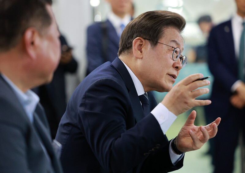 이재명 대통령이 13일 경기도 파주시 장단면 행정복지센터에서 접경지 주민 간담회를 하고 있다. 대통령통신사진기자단