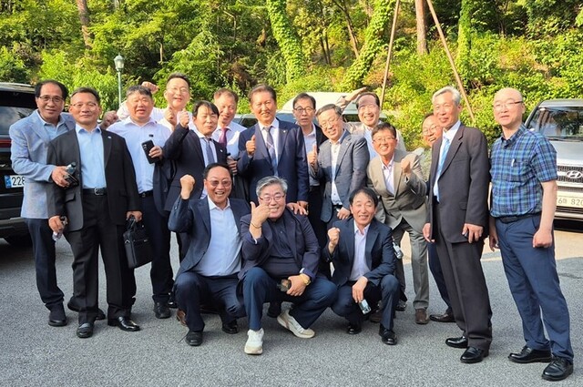 지난 14일 서울의 한 예식장에서 열린 이재명 대통령 큰아들 이동호(33)씨의 비공개 결혼식 뒤 정청래 민주당 의원(뒷줄 가운데)이 이 대통령의 ‘오리엔트 시계 공장’ 동료들과 기념사진을 찍고 있다. 정청래 의원 페