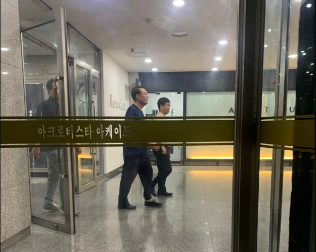 13일 엑스(X·옛 트위터)에 서울 서초동 아크로비스타 상가를 지나가는 윤석열 전 대통령을 포착한 사진이 올라왔다. 전날 반바지 차림과 달리 이날은 긴 바지를 입었다. 엑스 갈무리