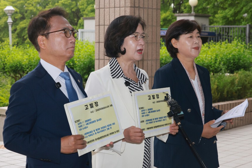 더불어민주당 내란진상조사단 단장인 추미애 의원(가운데)이 16일 경기도 정부과천청사 내 고위공직자범죄수사처에 심우정 검찰총장과 박세현 검찰 비상계엄 특별수사본부장 등을 특수직무유기로 고발하기에 앞서 기자회견하고 있다