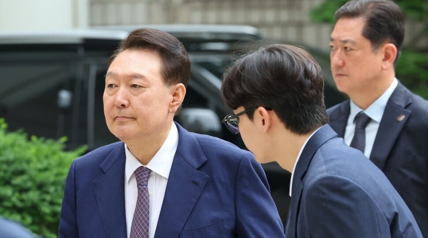 윤석열 전 대통령이 16일 오전 서울 서초구 서울중앙지법에서 열린 내란 우두머리 혐의·직권남용 권리행사 방해 혐의 사건 7차 공판에 출석하고 있다. 김영원 기자 forever@hani.co.kr