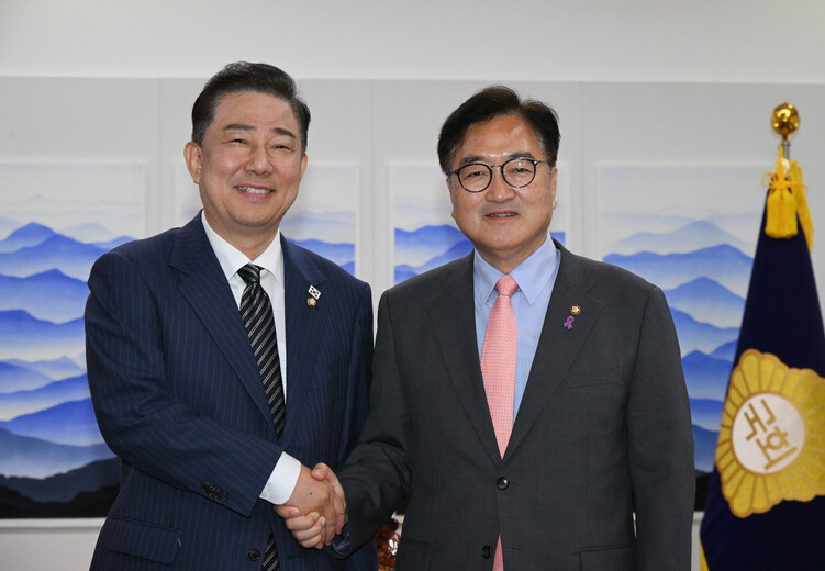 우원식 국회의장(오른쪽)이 16일 국회 의장실을 예방한 김병기 더불어민주당 대표 직무대행 겸 원내대표와 인사하고 있다. 공동취재사진