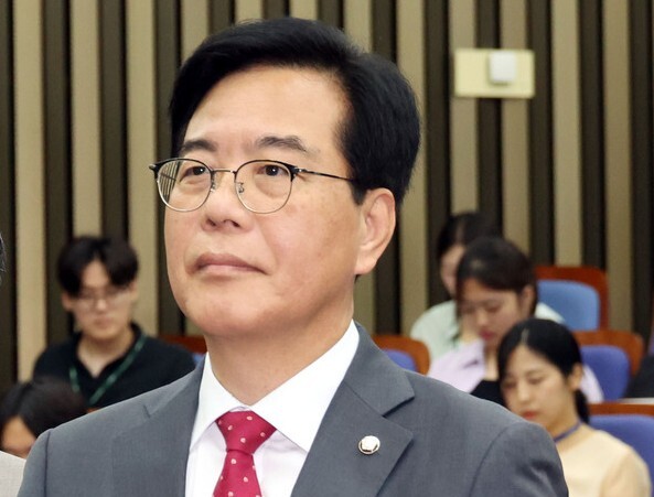 16일 서울 여의도 국회에서 열린 원내대표 선출 선거 의원총회에서 참석자들이 국기에 경례하고 있다. 왼쪽부터 국민의힘 원내대표 선거에 출마한 김성원, 이헌승, 송언석 후보. 김경호 선임기자 jijae@hani.co.