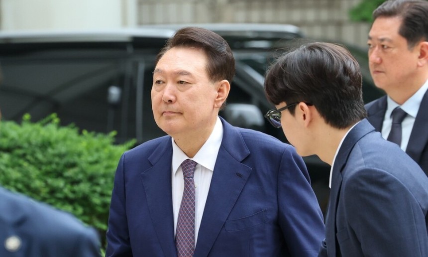 윤석열 전 대통령이 16일 오전 서울 서초구 서울중앙지법에서 열린 내란 우두머리 혐의·직권남용 권리행사 방해 혐의 사건 7차 공판에 출석하고 있다. 김영원 기자 forever@hani.co.kr