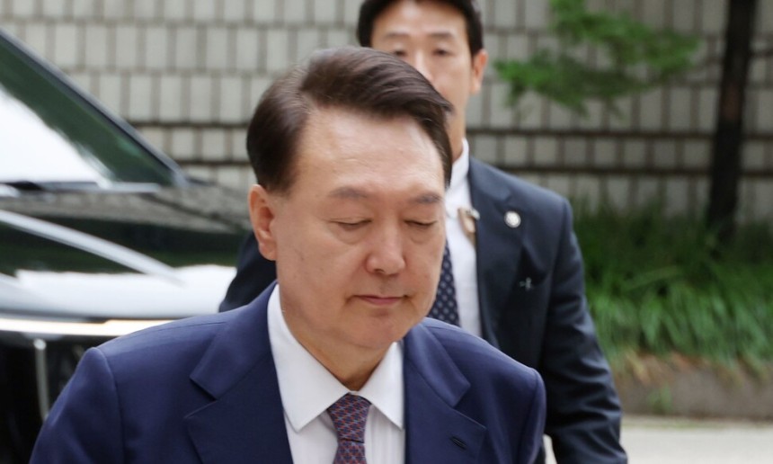 윤석열 전 대통령이 16일 서울 서초구 서울중앙지방법원에서 열린 내란 우두머리 혐의·직권남용 권리행사 방해 혐의 사건 7차 공판에 출석하고 있다. 윤 전 대통령의 법원 출석은 이재명 대통령의 \'\'3대 특검\'\'