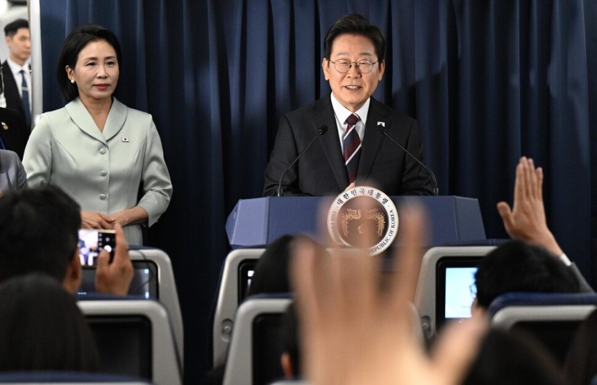 주요 7개국(G7) 정상회의 참석차 캐나다를 방문하는 이재명 대통령이 16일 공군 1호기에서 브리핑을 하고 있다. 김태형 기자 xogud555@hani.co.kr