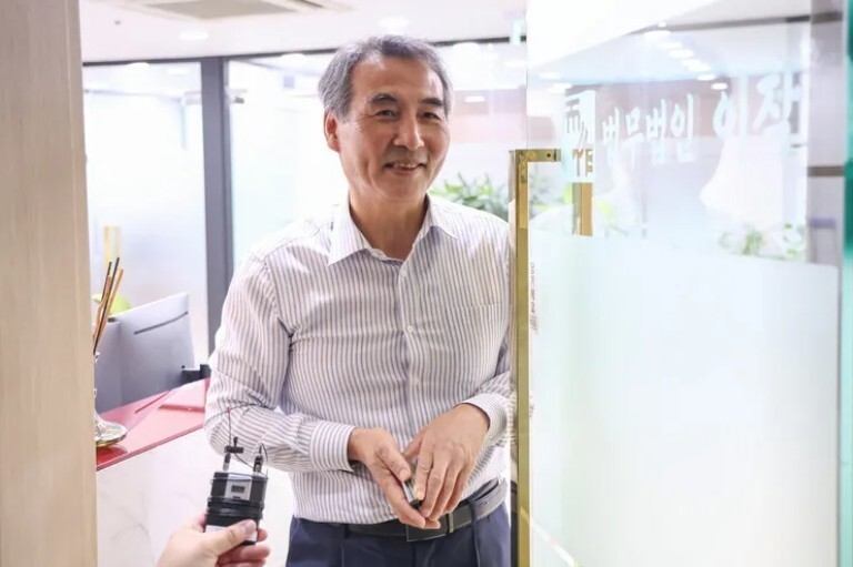 민중기 특검 “<b>김건희</b> <b>대면 조사</b> 이뤄지리라 생각”