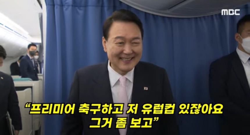 윤석열 전 대통령이 지난 2022년 취임 뒤 첫 순방 당시 대통령 전용기 안에서 기자들과 대화를 나누는 모습. 문화방송(MBC) 유튜브 갈무리