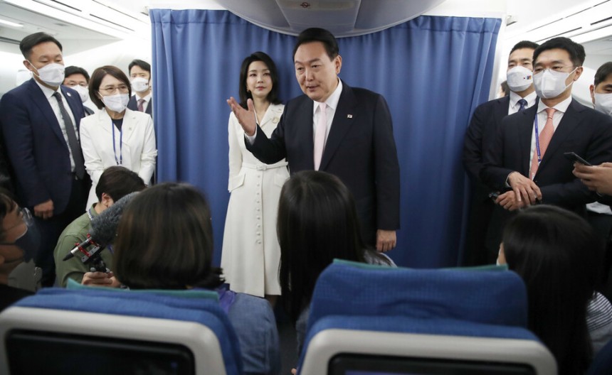 취임 이후 첫 국외 순방에 나선 윤석열 전 대통령과 부인 김건희씨가 2022년 6월27일(현지시각) 스페인 마드리드로 향하는 공군 1호기 기내에서 취재진을 만나 질문에 답하고 있다. 연합뉴스