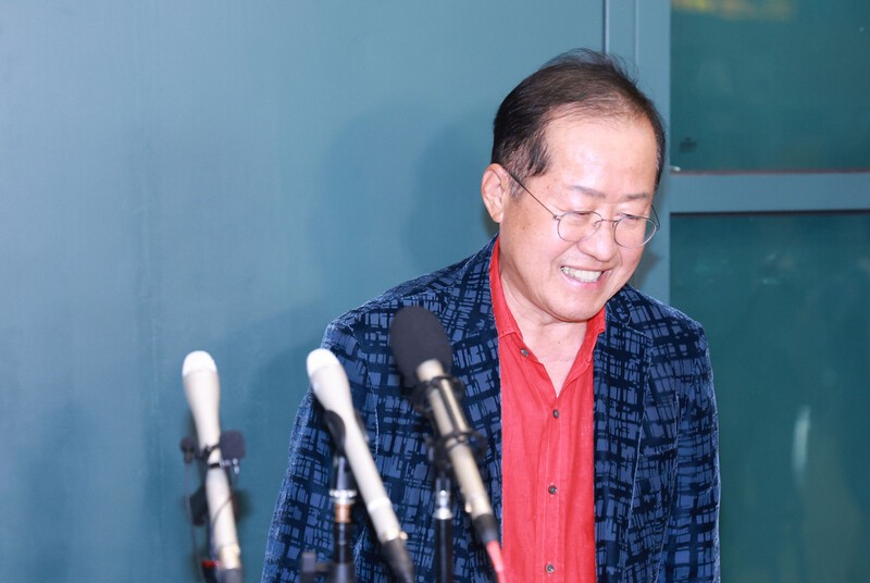 하와이서 귀국한 <b>홍준표</b> “새 정부, <b>정치보복</b> 말고 국민 통합해야”