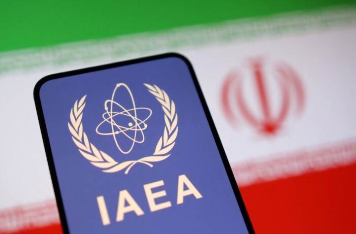 국제원자력기구(IAEA) 로고 뒤로 이란 국기가 보인다. 로이터 연합뉴스