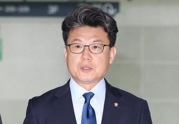 진성준 더불어민주당 정책위의장이 18일 서울 여의도 국회 의원회관에서 대통령실과 정부, 여당 등이 함께하는 추경안 관련 회의에 참석하기 위해 이동하고 있다. 연합뉴스