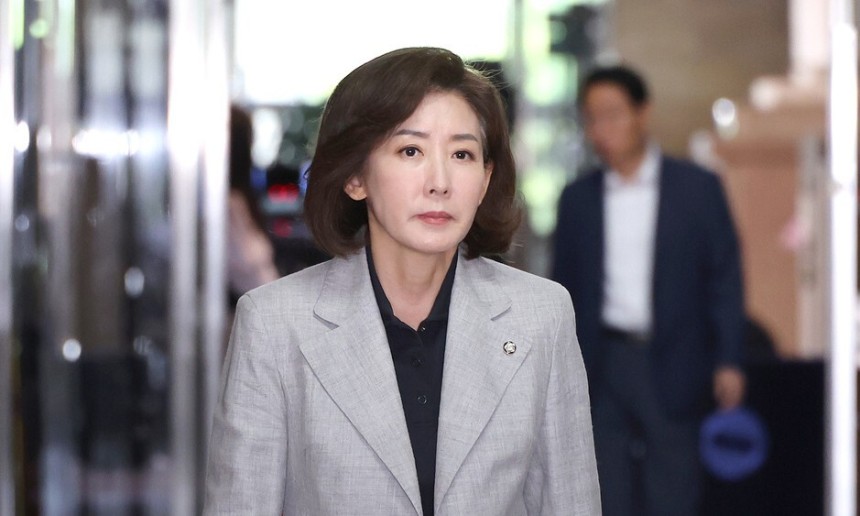 나경원 국민의힘 의원이 18일 국회에서 송언석 원내대표 주재로 열리는 4선 이상 의원들과의 간담회에 참석하기 위해 이동하고 있다. 연합뉴스