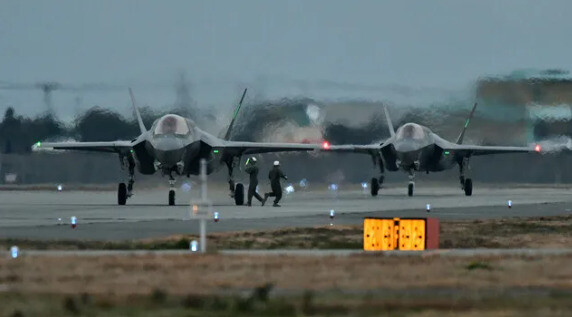 2019년 10월18일 오후 미 해병대 이와쿠니 항공기지에 F-35 전투기가 착륙하고 있다. 야마구치/연합뉴스
