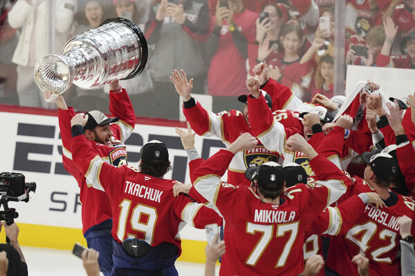 <b>플로리다</b>, NHL <b>스탠리컵</b> 2연패…32년 만의 캐나다팀 <b>우승</b> 노린 에드먼턴...