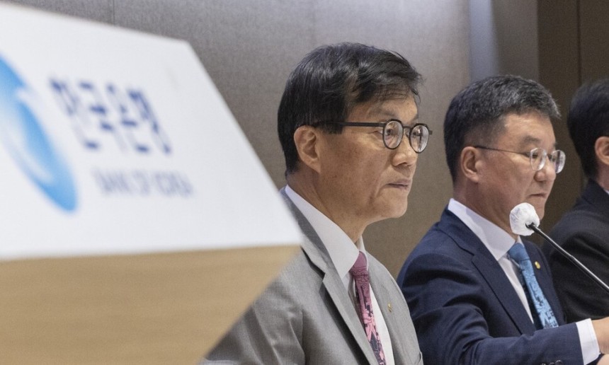이창용 한국은행 총재(왼쪽)가 18일 서울 중구 한국은행 별관에서 열린 상반기 물가설명회에서 기자들의 질문을 받고 있다. 연합뉴스
