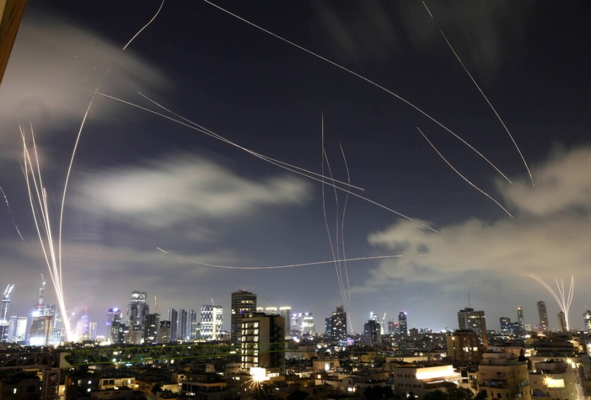 17일, 이스라엘의 방공 시스템인 ‘아이언 돔(Iron Dome)’이 이란에서 발사된 미사일을 텔아비브 상공에서 요격하고 있다. 이스라엘과 이란은 지난 13일 이스라엘이 ‘라이징 라이언(Rising Lion)’ 작전