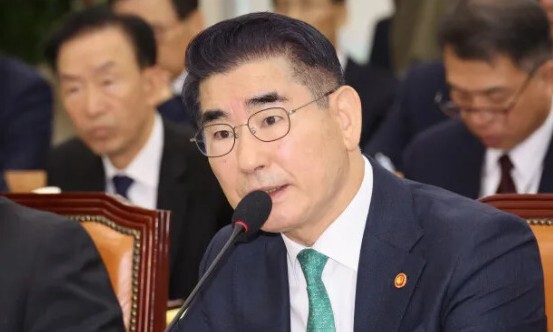 김용현 전 국방부 장관이 지난해 11월15일 국회에서 열린 국방위원회 전체회의에서 내년 예산 관련 질의에 답하고 있다. 김경호 선임기자 jijae@hani.co.kr