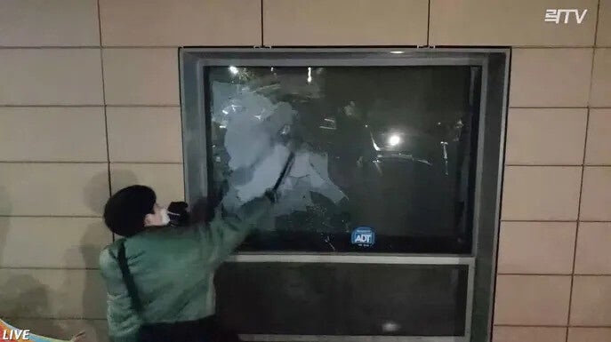 중형 받은 <b>서부지법 폭동</b> ‘<b>녹색 점퍼남</b>’…<b>징역</b> 3년6개월