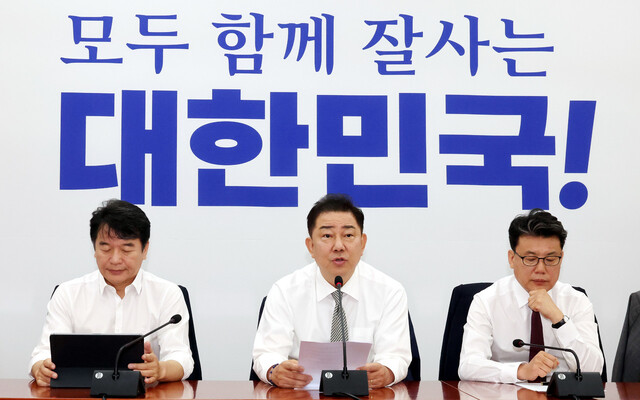 더불어민주당 김병기 당대표 직무대행 겸 원내대표가 19일 서울 여의도 국회에서 열린 정책조정회의에서 발언하고 있다. 김경호 선임기자 jijae@hani.co.kr