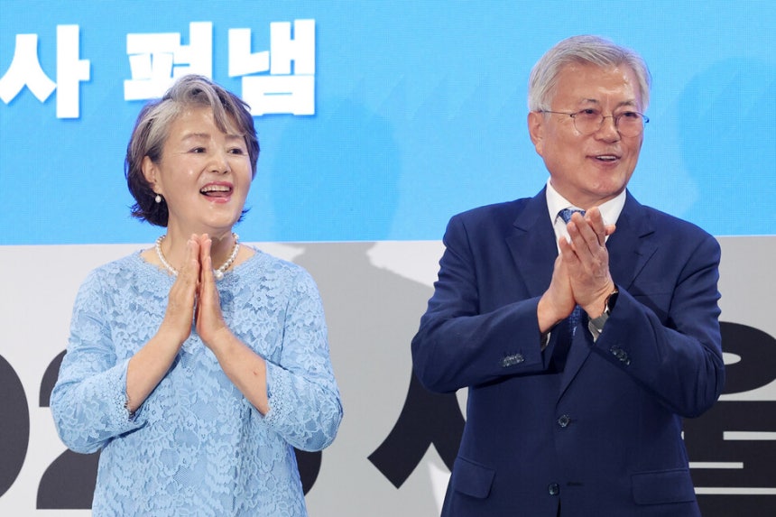 문재인 전 대통령과 김정숙 여사가 18일 서울 강남구 코엑스에서 열린 2025 서울국제도서전의 ‘2025 한국에서 가장 좋은 책 시상식\'에서 대상 수상자를 향해 박수치고 있다. 연합뉴스