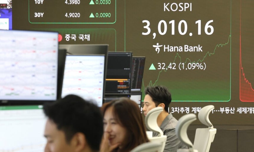 코스피가 장중 3,000을 돌파한 20일 서울 중구 하나은행 딜링룸에서 딜러들이 대화하고 있다. 연합뉴스