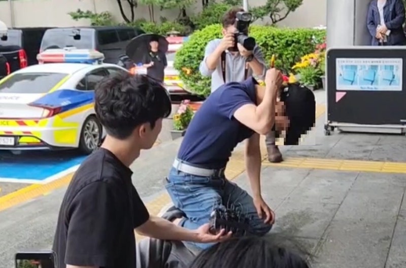 오죽하면…무릎 꿇고 ‘<b>교제살인</b>’ 재연한 유족 “주검 <b>훼손</b>도 처벌하라...