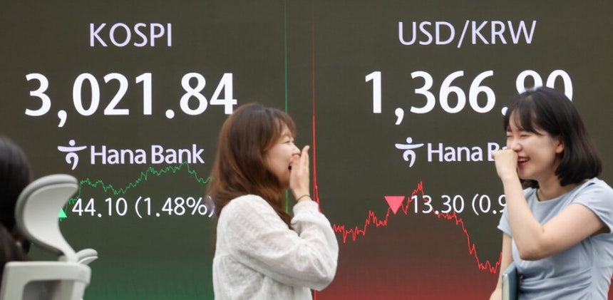 20일 오후 3시30분 코스피가 3000선을 돌파한 채 마감했다. 사진은 서울 중구 하나은행 딜링룸 화면에 코스피 종가가 떠 있는 모습. 김영원 기자 forever@hani.co.kr
