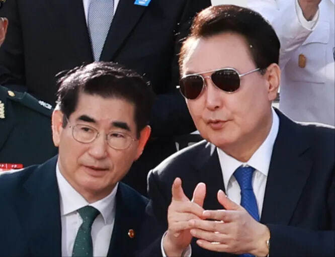 내란죄 공범인 윤석열 대통령과 김용현 전 국방부 장관. 지난해 10월1일 서울 광화문 광장 관람 무대에서 건군 76주년 국군의 날 시가 행진을 지켜보는 모습. 연합뉴스