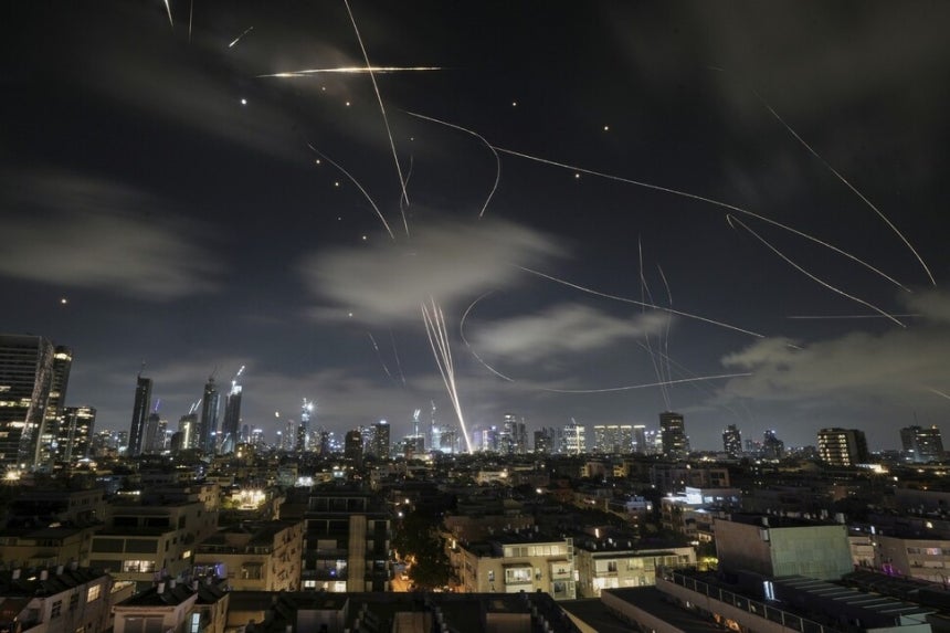 18일(현지시각) 이스라엘의 방공 시스템인 ‘아이언 돔(Iron Dome)’이 이란에서 발사된 미사일을 텔아비브 상공에서 요격하고 있다. 이스라엘과 이란은 지난 13일 이스라엘이 ‘라이징 라이언(Rising Lion
