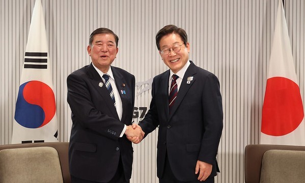 이재명 대통령과 이시바 시게루 일본 총리가 지난 17일(현지시각) 캐나다 앨버타주 캐내내스키스 주요 7개국(G7) 정상회의장에서 열린 한일 정상회담에서 악수하고 있다. 김태형 기자 xogud555@hani.co.kr