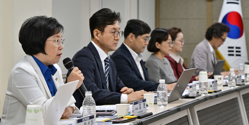 김현 국정기획위원회 사회2분과 기획위원이 지난 20일 정부과천청사 방송통신위원회에서 열린 국정기획위원회 업무보고에서 발언하고 있다. 연합뉴스