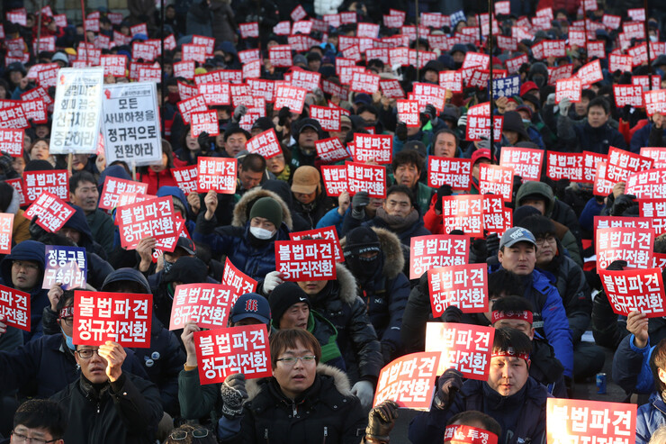지난 2013년 1월26일 울산 북구 현대자동차 정문 앞에 모인 2차 희망버스 참가자들과 민주노총 조합원들이 집회를 열어 현대차의 불법파견 비정규직에 대한 정규직화 이행을 촉구하고 있다. 울산/이정아 기자 leej@