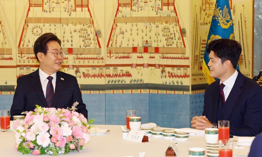이재명 대통령이 22일 서울 한남동 관저에서 열린 여야 지도부와의 오찬에서 국민의힘 김용태 비상대책위원장과 대화하고 있다. 연합뉴스