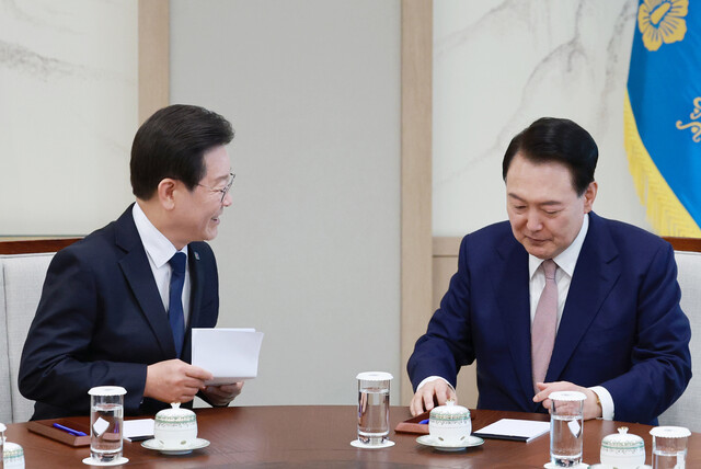 2024년 4월29일 당시 더불어민주당 대표였던 이재명 대통령이 서울 용산 대통령실 집무실에서 열린 윤석열 대통령과의 회담에서 미리 준비해 온 메시지를 품에서 꺼낸 뒤 대화하고 있다. 연합뉴스
