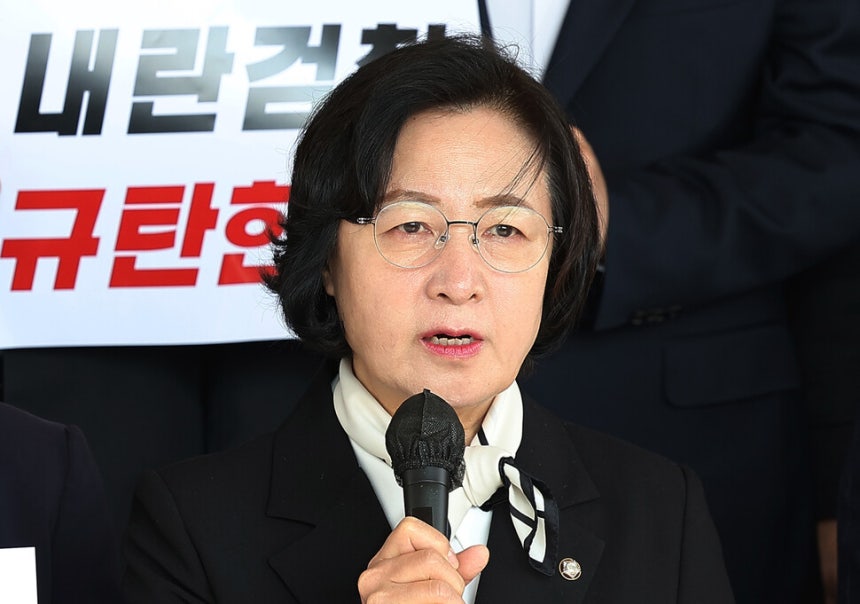 추미애 더불어민주당 의원이 심우정 검찰총장을 면담하기 위해 지난 3월10일 서울 서초구 대검찰청으로 향하기 전 발언할 때의 모습. 연합뉴스