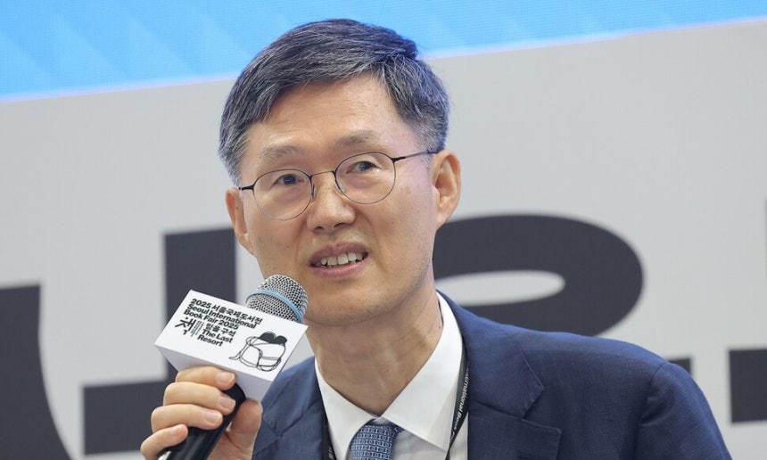 문형배 전 헌법재판소장 권한대행이 22일 서울 강남구 코엑스에서 ‘어른 김장하의 씨앗’이라는 제목으로 열린 서울국제도서전 북토크에 참석해 발언하고 있다. 연합뉴스