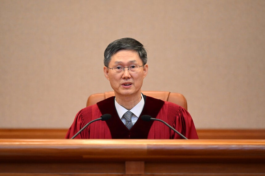 문형배 헌법재판소장 권한대행이 4월4일 서울 종로구 헌법재판소 대심판정에서 열린 윤석열 대통령 탄핵심판 선고에 입장해 있다. 연합뉴스