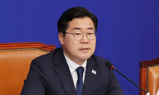 박찬대 더불어민주당 당대표 직무대행 겸 원내대표가 9일 오전 서울 여의도 국회에서 열린 최고위원회의에 참석해 발언하고 있다. 신소영 기자 viator@hani.co.kr