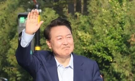 윤석열 전 대통령이 4월11일 서울 한남동 관저에서 나와 서초동 사저로 향하기 전 지지자들을 향해 손을 흔들며 걸어 나오고 있다. 공동취재사진