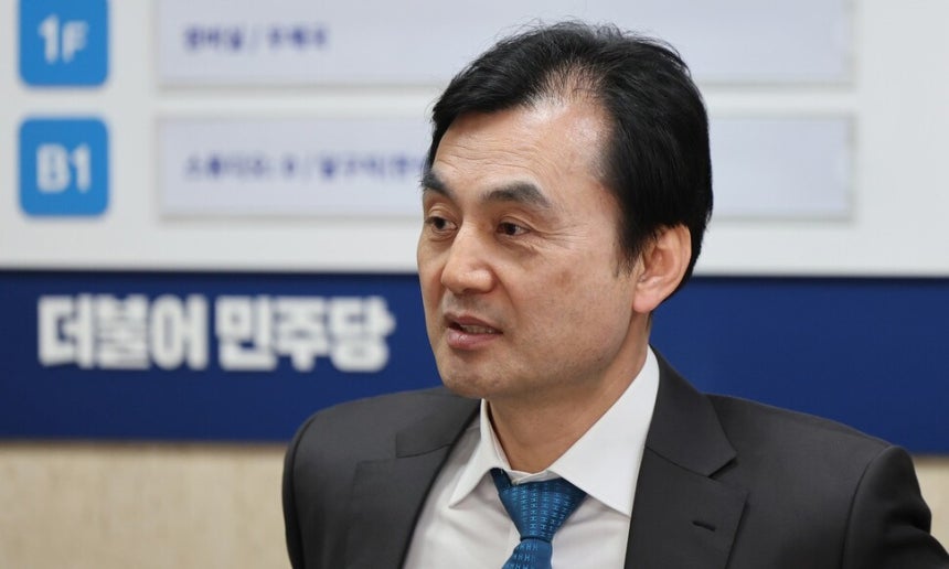 안규백 더불어민주당 전략공천관리위원장이 17일 오후 서울 여의도 더불어민주당 당사에서 열린 전략공천관리위원회 회의에 참석하고 있다. 연합뉴스