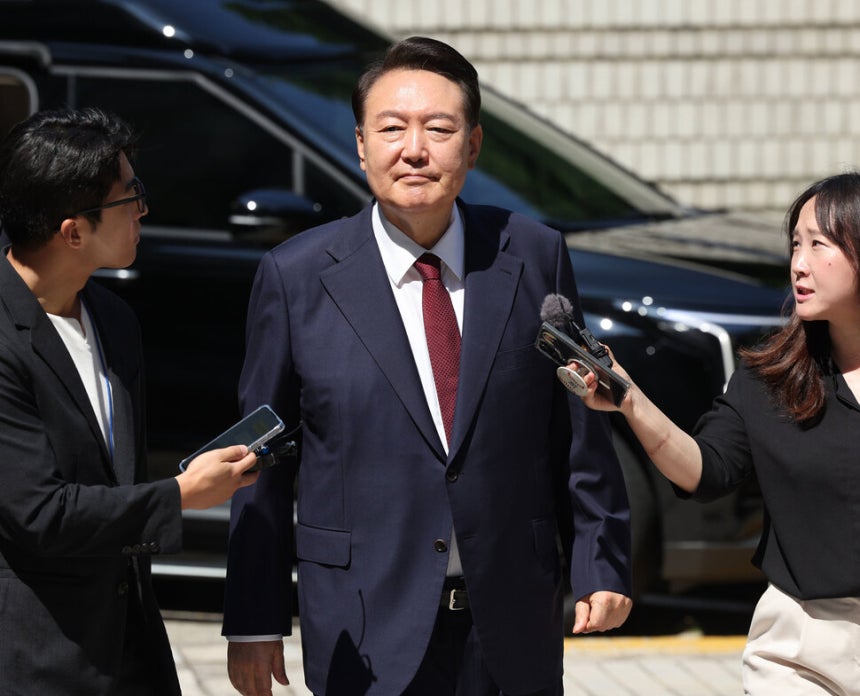 윤석열 전 대통령이 23일 오전 서울 서초구 서울중앙지방법원에서 내란 우두머리 혐의 사건 8차 공판에 출석하고 있다. 사진공동취재단