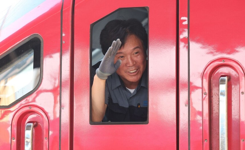 김영훈 고용노동부 장관 후보자가 23일 경북 김천역에서 ITX-마음 열차를 운행하기 위해 열차에 탑승해 배웅 나온 역무원에게 인사하고 있다. 김 후보자는 현직 한국철도공사(코레일) 기관사이며, 전 전국민주노동조합총연