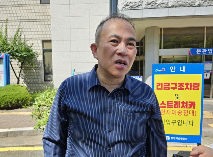 명태균씨가 23일 재판을 받기 위해 창원지법에 들어서며 취재진에게 자기 생각을 설명하고 있다. 최상원 기자