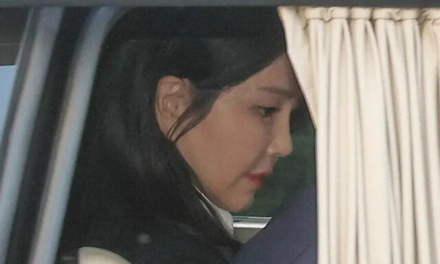 윤석열 전 대통령 부인 김건희 여사가 헌법재판소 파면 선고 후 7일 만인 지난 4월11월 오후 서울 용산구 한남동 관저를 떠나고 있다. 공동취재사진