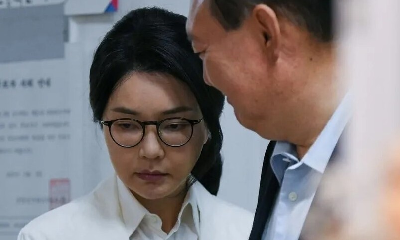 윤석열 전 대통령과 부인 김건희씨가 3일 서울 서초구 원명초등학교에 마련된 서초구 제3투표소에서 투표를 하기 위해 줄을 서 있다. 공동취재사진