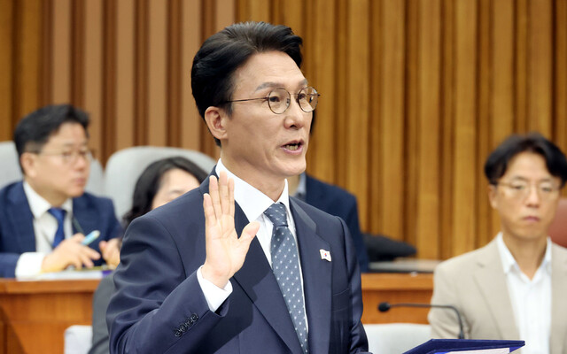 김민석 국무총리 후보자가 24일 서울 국회에서 열린 인사청문회에서 선서하고 있다. 김경호 선임기자 jijae@hani.co.kr