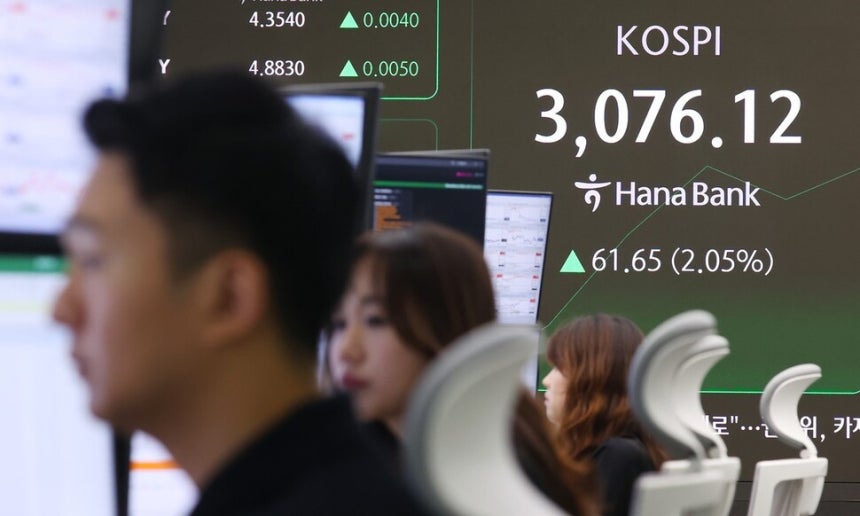 코스피가 이스라엘과 이란의 완전한 휴전 합의 소식에 힘입어 3060대에서 강세 출발한 24일 서울 중구 하나은행 딜링룸 현황판에 코스피 지수 등이 표시되고 있다. 연합뉴스