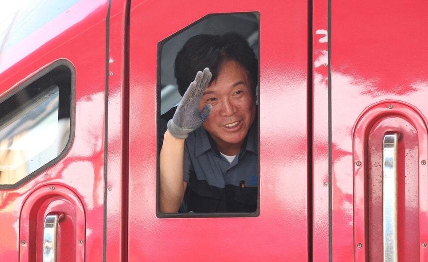 김영훈 고용노동부 장관 후보자가 23일 경북 김천역에서 아이티엑스(ITX) 마음 열차를 운행하기 위해 열차에 탑승해 배웅 나온 역무원에게 인사하고 있다. 김 후보자는 현직 한국철도공사(코레일) 기관사이며, 전 전국민